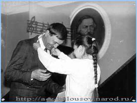 Выборнова Наташа вручает Александру Белоусову медаль собственного изготовления: http://a-v-belousov.narod.ru/
